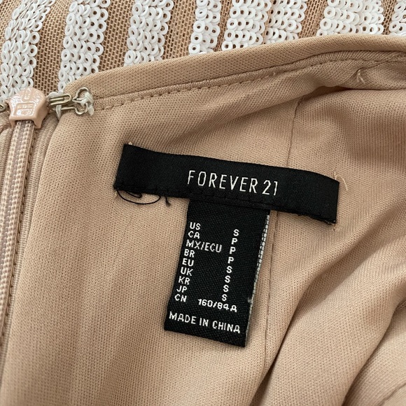 Sequin mini dress from Forever 21. Long sleeves & padded shoulders. - Picture 5 of 5